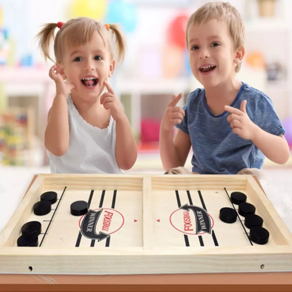 Jogo de equipe divertido de hóquei de mesa. tiro de perto