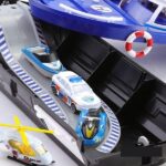 Barco de Brinquedo com Pista de Carros, Luz e Acessórios - Escorrega