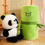 Pelúcia de Panda com Capa de Bambu - Segurando