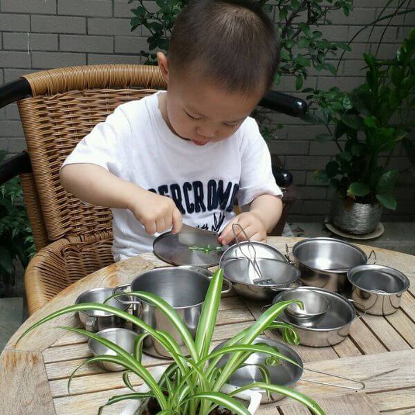 Mini Cozinha Infantil em Aço Inox - Utensílios de Cozinha - Criança Brincando